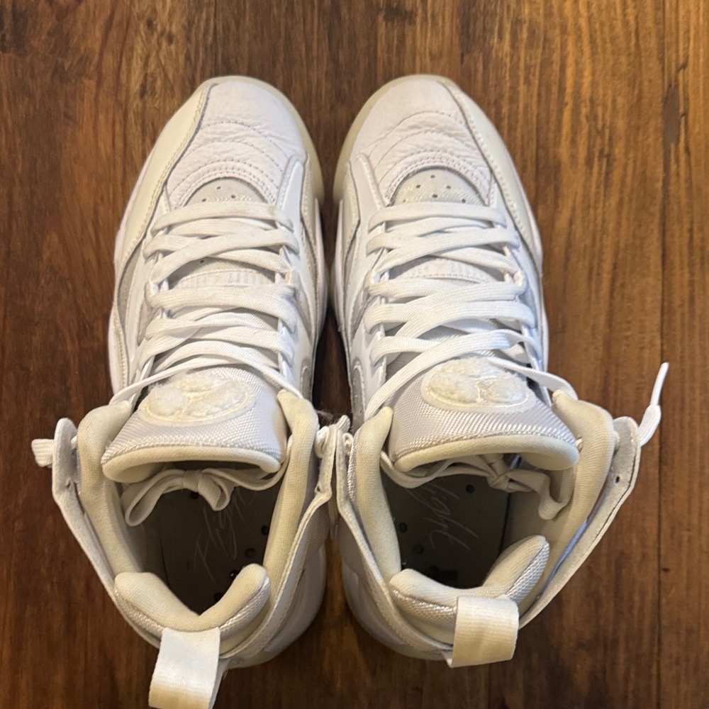 Women’s Jumpman Two Trey 
White/coconut milk – sail
